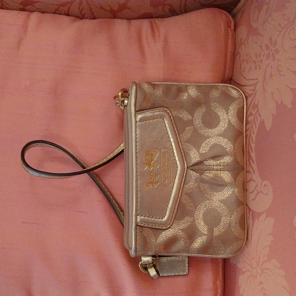 VGUC. Coach Kristen Gold on Gold wristlet.